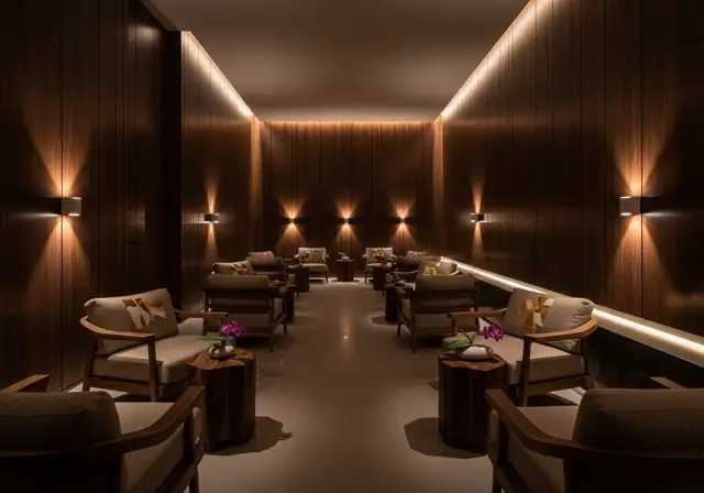 Ruhiger Spa-Ruheraum mit Holzverkleidung